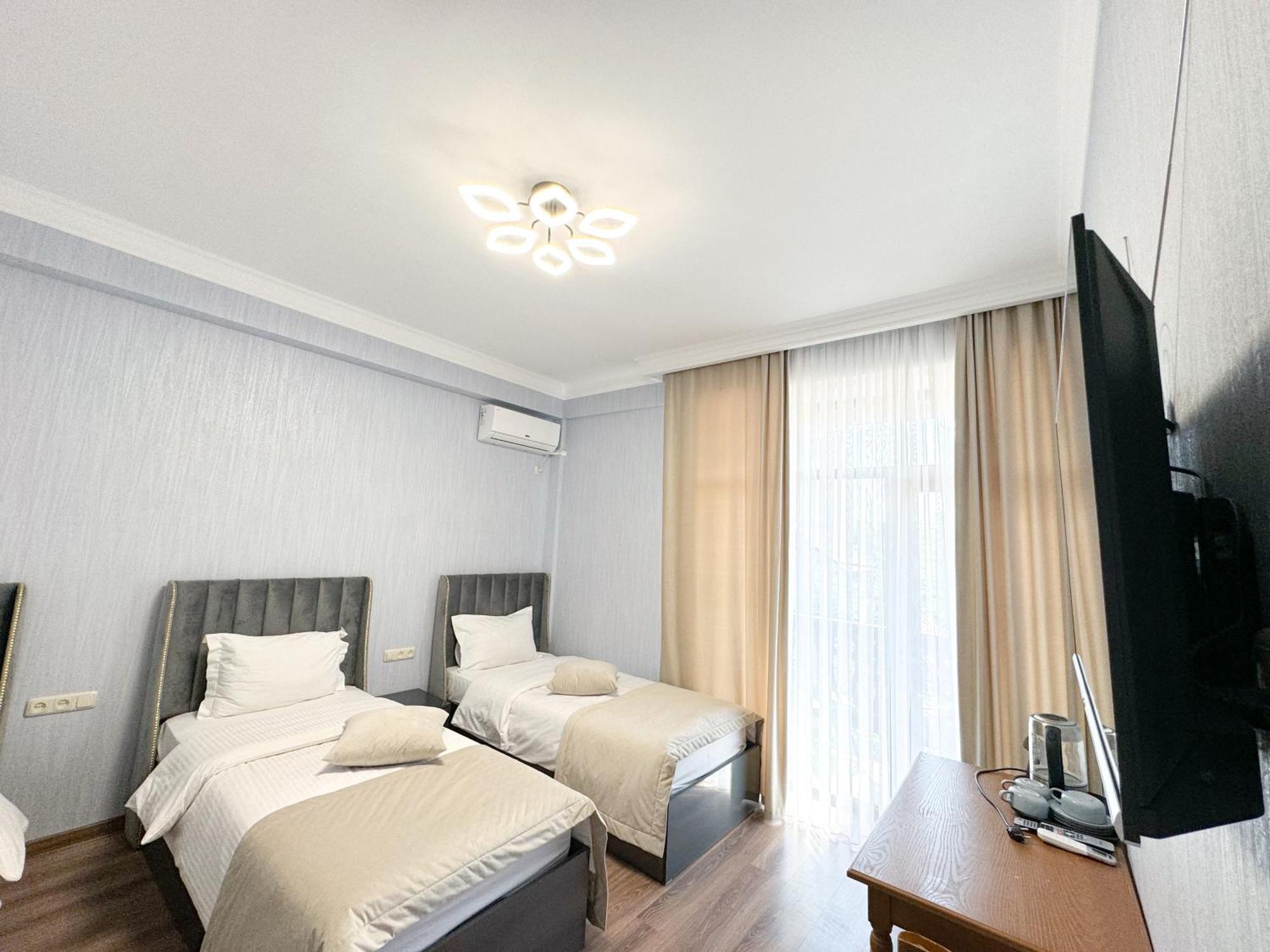 Armenia Hotel 耶烈万 外观 照片